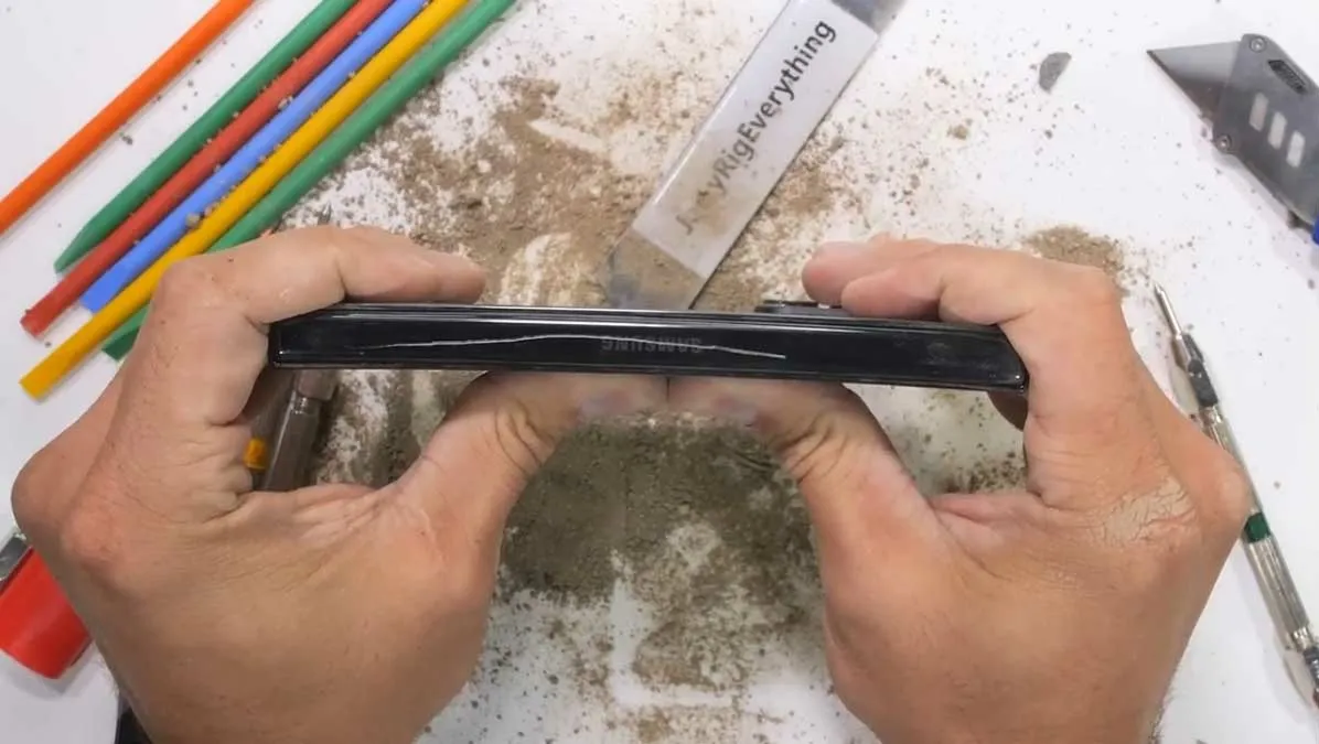 بررسی تست مقاومت فریم گوشی Samsung Z Fold 5