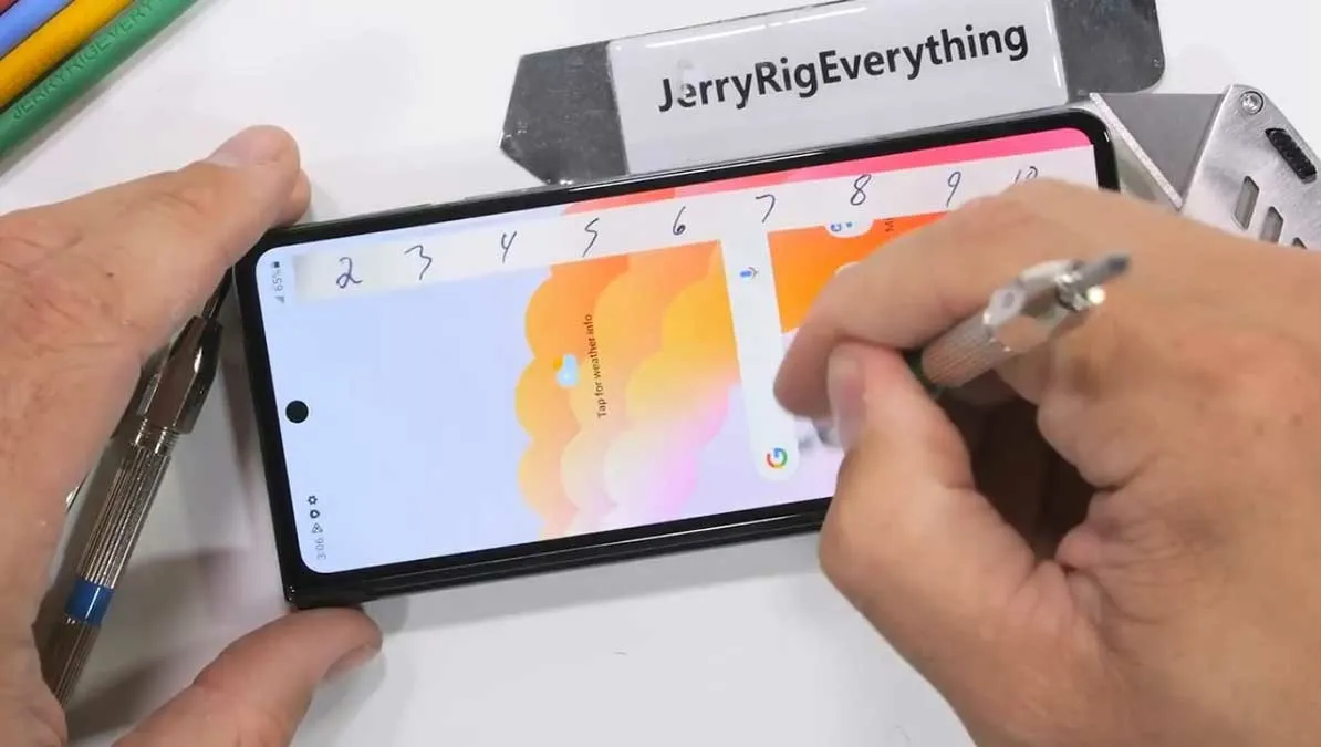 بررسی تست مقاومت صفحه نمایش گوشی Samsung Z Fold 5