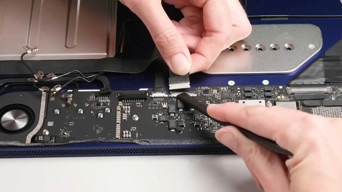 apple imac m3 teardown 4 بررسی کالبدشکافی iMac M3 اپل