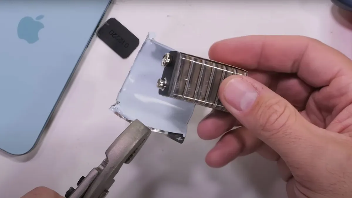 iphone 16 teardown 9 volt battery کالبدشکافی گوشی iPhone 16