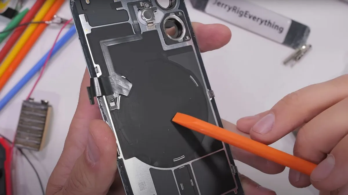 iphone 16 teardown back panel کالبدشکافی گوشی iPhone 16