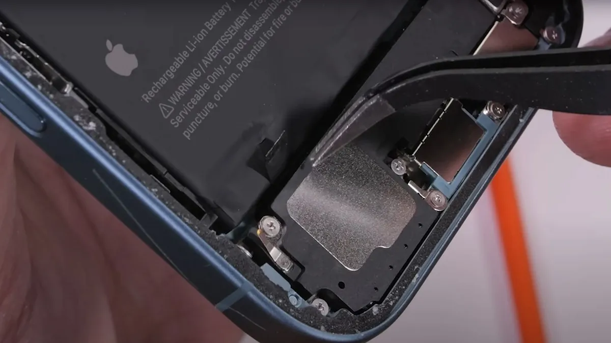 iphone 16 teardown battery voltage cable کالبدشکافی گوشی iPhone 16