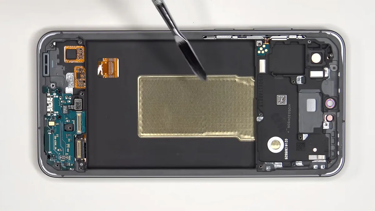 samsung a56 teardown 12 کالبدشکافی گوشی Samsung A56