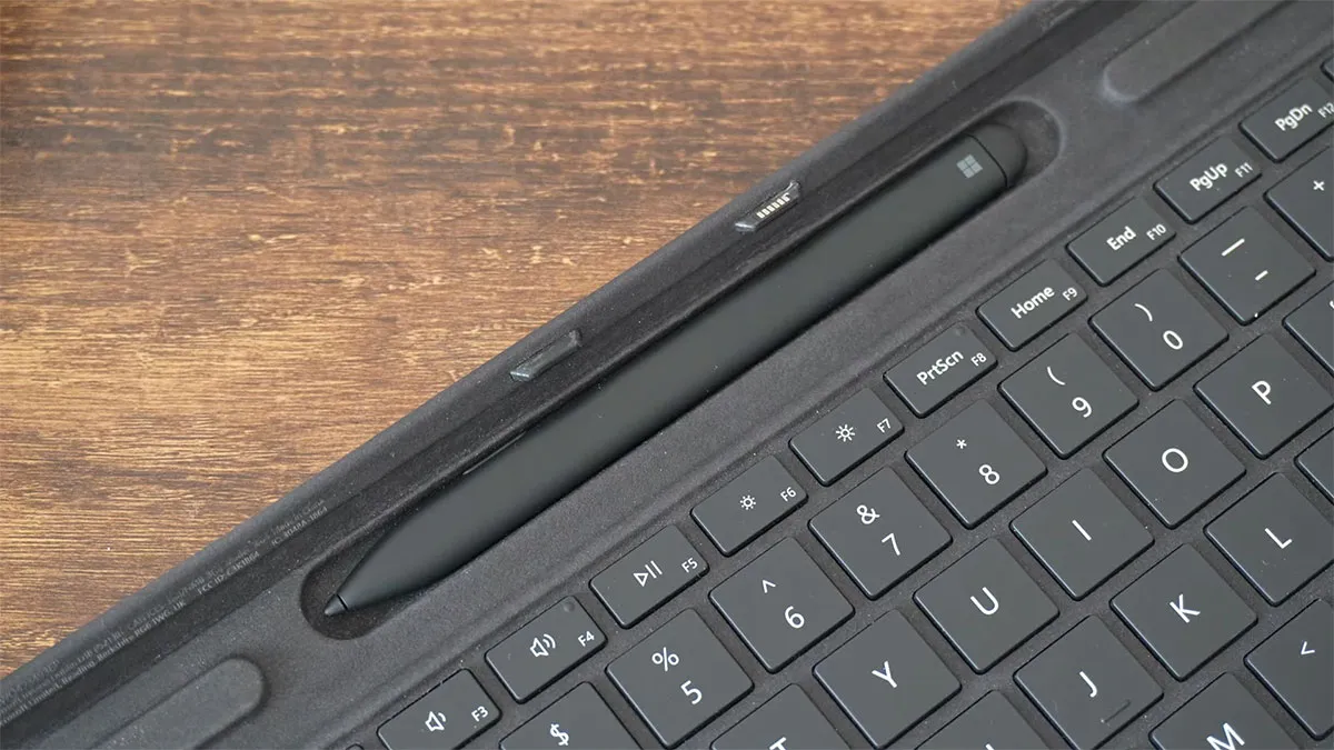۶. عملکرد لوازم جانبی Surface Pro 11؛ کیبورد Flex و قلم Slim، عالی اما گران!