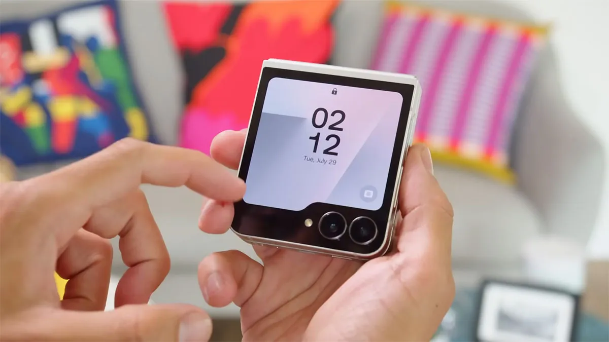 بررسی طراحی نمایشگر گوشی Z Flip 7 FE سامسونگ