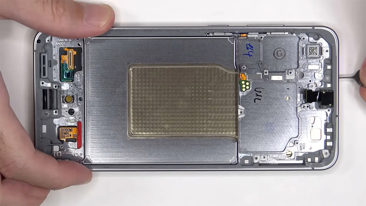 samsung s25 fe teardown 16 کالبدشکافی گوشی Samsung S25 FE