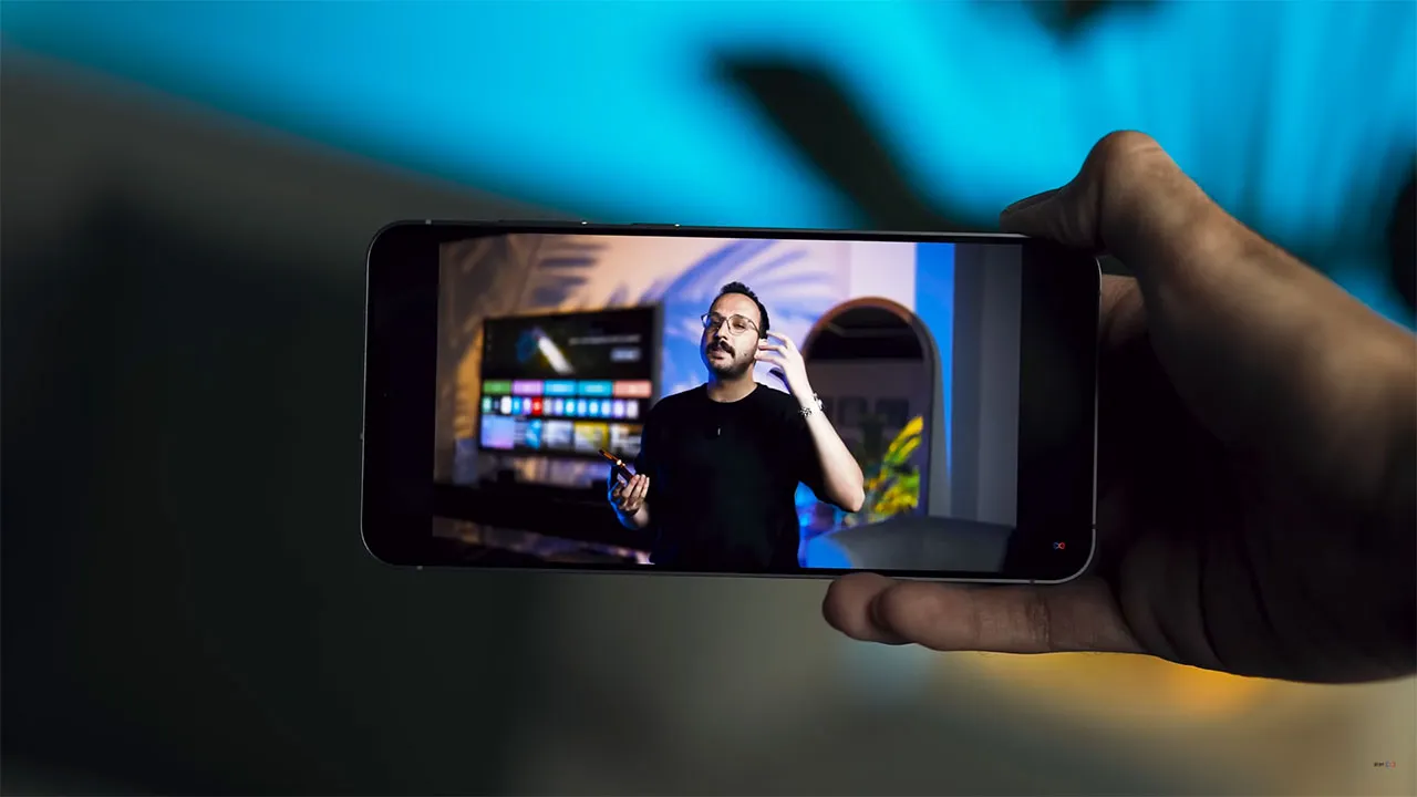 بررسی نمایشگر گوشی S25 FE سامسونگ