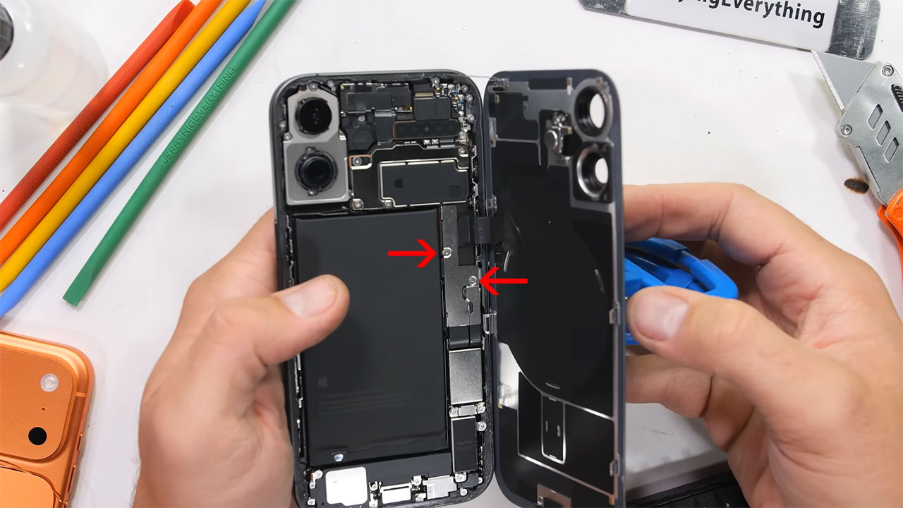 iphone 17 teardown 4 کالبدشکافی گوشی iPhone 17